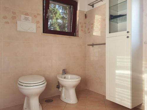 a bathroom with a toilet and a sink at Casolare Brindavan: un paradiso nei Monti Sabini in Concerviano