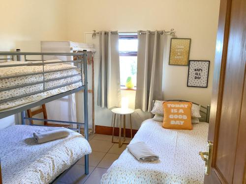 Poschodová posteľ alebo postele v izbe v ubytovaní Plum Cottage