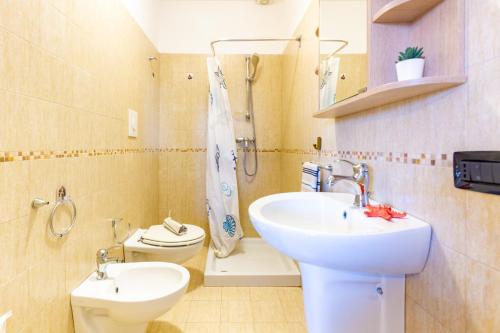 トッレ・カンネにあるAppartamento Rosa Blu 2 P - MyHo Casaのバスルーム(洗面台、トイレ付)