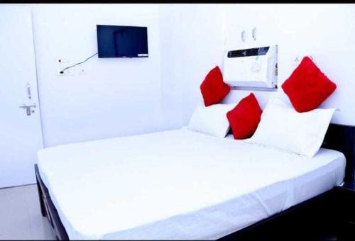 Postel nebo postele na pokoji v ubytování Hotel O Royal Inn Hotel
