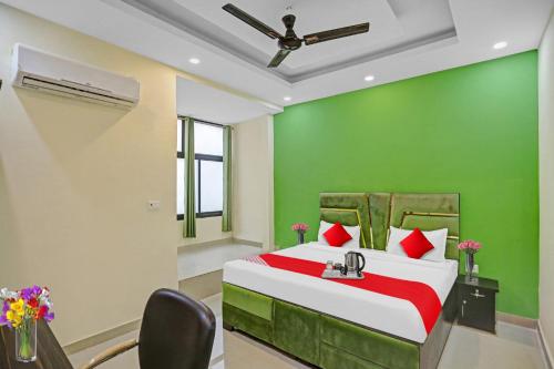 um quarto com uma cama com uma parede verde em Flagship Grand Imperial Near Worlds Of Wonder em Kālkāji Devi