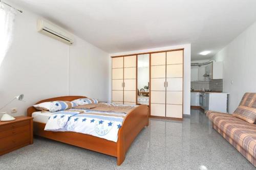 1 dormitorio con 1 cama y 1 sofá en Villa Annaleah, en Dubravice