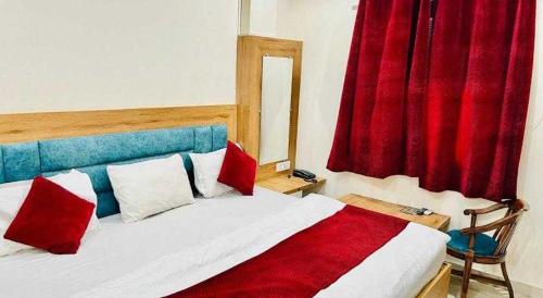 Een bed of bedden in een kamer bij OYO Ashoka Palace