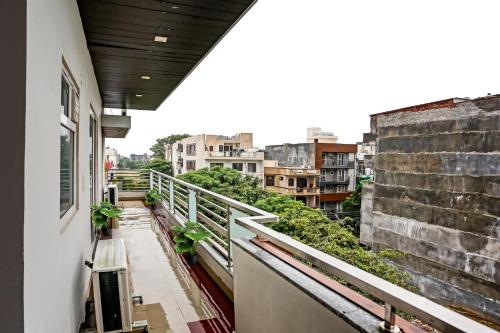 een balkon met uitzicht op de stad vanuit een gebouw bij Collection O Hotel Daffodils in Gurgaon