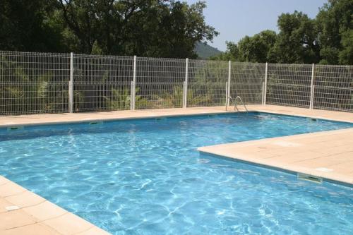 Bazén v ubytování Villa 3 chambres vue mer Valcros nebo v jeho okolí