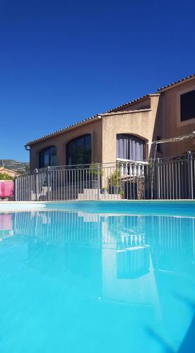 une grande piscine devant une maison dans l'établissement La Châteaude, à Aubagne