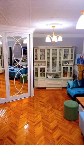 un soggiorno con mobili bianchi e un divano blu di Central Apartment 