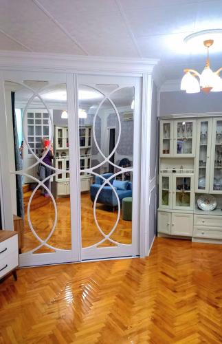 una stanza con porte scorrevoli in vetro in una casa di Central Apartment 