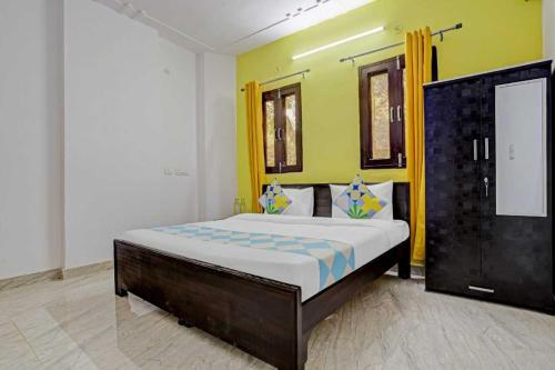 A bed or beds in a room at Flagship Sp Residency