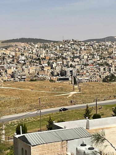 Γενική άποψη της πόλης Γέρασα ή θέα της πόλης από  αυτό το διαμέρισμα