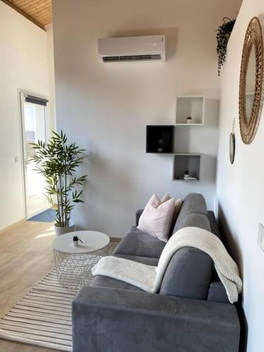 un salon avec un canapé bleu et une table dans l'établissement Charmant studio 1, à Menton