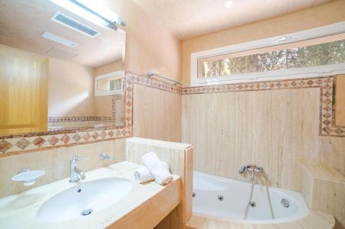 ein Badezimmer mit Badewanne und Waschbecken in der Unterkunft Bonaire in Cielo de Bonaire 