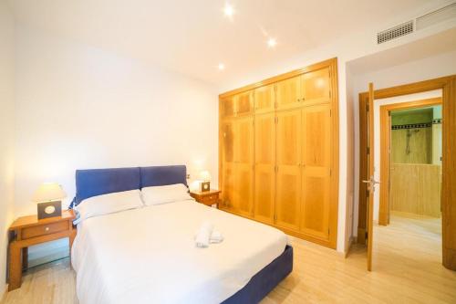 ein Schlafzimmer mit einem großen Bett und einer Holztür in der Unterkunft Bonaire in Cielo de Bonaire 