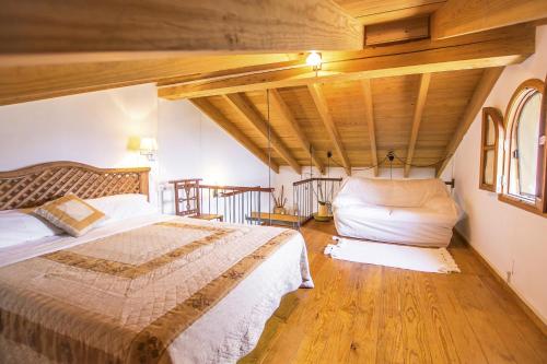 un dormitorio con una cama y un sofá en Sa Garriga de Can Barratot, en Selva
