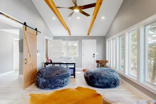 Χώρος καθιστικού στο Grove Road Lakehouse