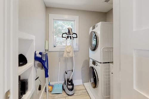 uma lavandaria com uma máquina de lavar roupa e uma janela em Grove Road Lakehouse em Barnard
