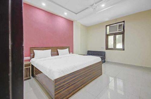 Un pat sau paturi într-o cameră la Flagship Hotel Dg Dwarka Mor Near Dwarka Mor Metro Station