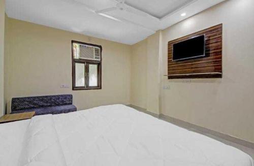 Una cama o camas en una habitación de Flagship Hotel Dg Dwarka Mor Near Dwarka Mor Metro Station