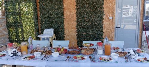 卡薩米里的住宿－Villa Nefeli Prive，上面有食物的白色桌子