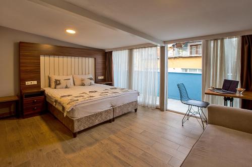 イスタンブールにあるPera Sultan Suitのベッドルーム1室(ベッド1台、ソファ、窓付)