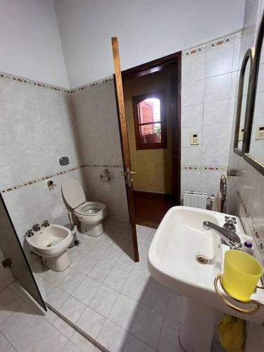 ein Badezimmer mit Waschbecken und Toilette und Waschbecken in der Unterkunft Hermosa casa en el corazón de Alta Córdoba in Cordoba