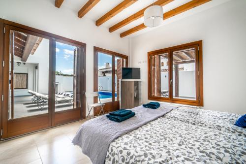 ein Schlafzimmer mit einem großen Bett und einem Balkon in der Unterkunft Three Bedroom Luxury Villa El Valle Golf Resort in Baños y Mendigo