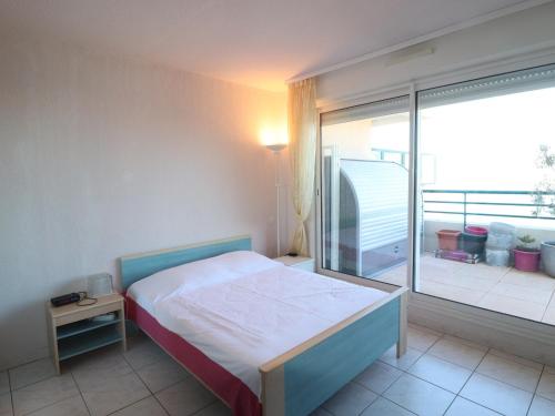 une chambre avec un lit et une grande fenêtre dans l'établissement Superbe 3 pièces avec terrasse de 74m², clim et wifi, à Sète - FR-1-472A-131, à Sète