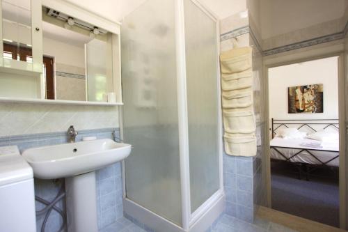 La salle de bains est pourvue d'un lavabo et d'une douche. dans l'établissement Appia Antica 1BR with swimming pool, à Rome