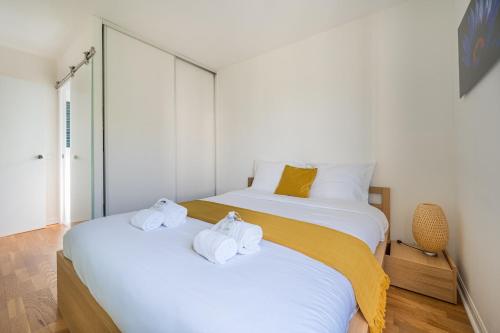une chambre avec deux lits avec des serviettes dessus dans l'établissement LE PARC Apartment for 5 By Sunset, à Antibes