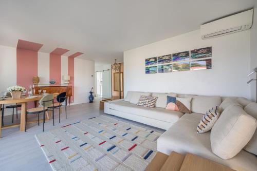 un salon avec un canapé et une table dans l'établissement LE PARC Apartment for 5 By Sunset, à Antibes