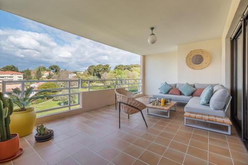 d'un salon avec un canapé et un balcon. dans l'établissement LE PARC Apartment for 5 By Sunset, à Antibes