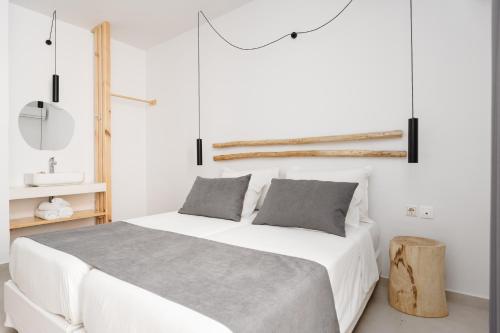 Postel nebo postele na pokoji v ubytování Petradi Beach Lounge Hotel