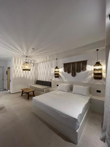 佩基羅茲的住宿－培福克斯藍色公寓式酒店，白色卧室设有一张大床和一张沙发