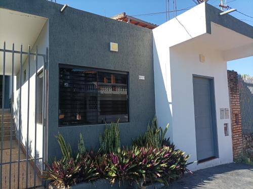 una casa con una pared y plantas en blanco y negro en Apartamentos Victoria en Asunción