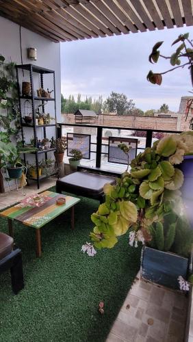 a living room with a table and a bunch of bananas at departamento confortable in Ciudad Lujan de Cuyo