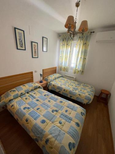 een slaapkamer met 2 bedden en een raam bij CASABLANCA in Arenas de San Pedro