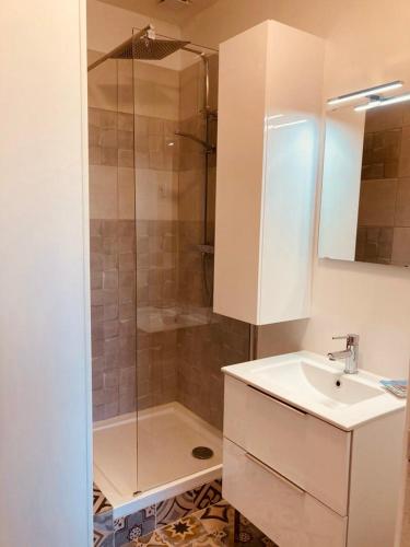 une salle de bain avec douche et lavabo dans l'établissement Maison piscine Bassin Arcachon, à La Teste-de-Buch
