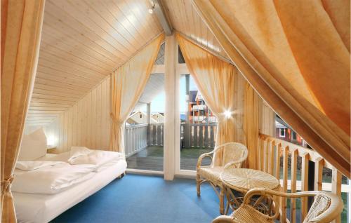 Habitación con cama, sillas y ventana en Lovely Home In Rechlin-mritz With Wifi en Rechlin