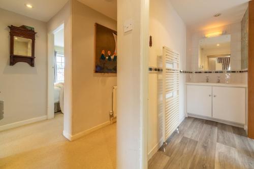 cocina grande con armarios blancos y pasillo en Estcourt House, en Burnham Market