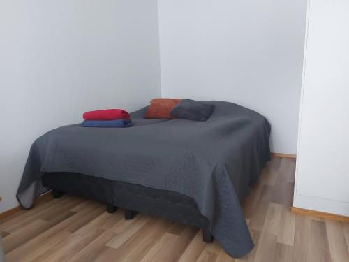 a bed with two pillows on it in a room at Viihtyisä yksiö keskustan lähettyvillä in Oulu