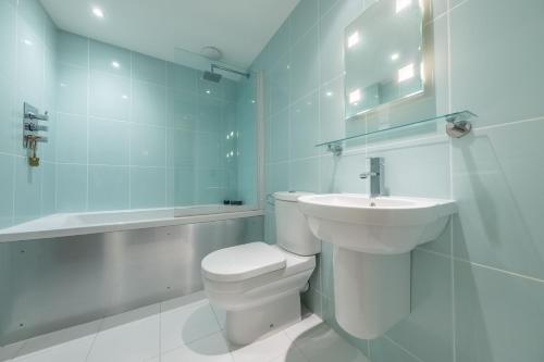 biała łazienka z toaletą i umywalką w obiekcie Bluebell Cottage LW w mieście Little Walsingham