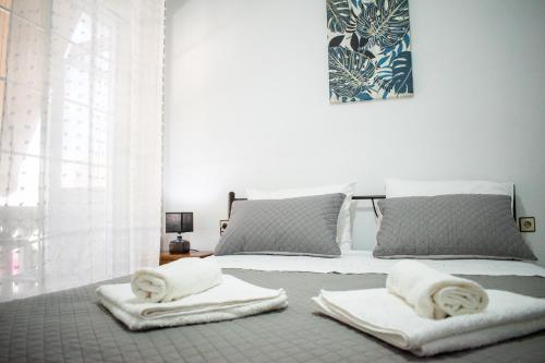 ein Schlafzimmer mit einem Bett mit Handtüchern darauf in der Unterkunft Eva's Residence, Family Apartment in Chania