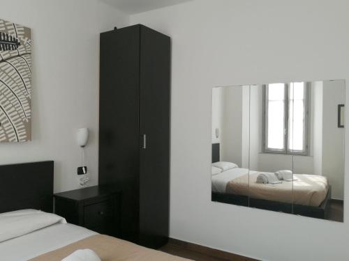 una camera con due letti e un grande specchio di Al Molo 3 a Como