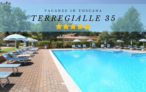 a large swimming pool with lounge chairs and umbrellas at 35-Casa Turrini Amiata, Aria condizionata, Val d'Orcia, Toscana, Sport, Natura in Castel del Piano