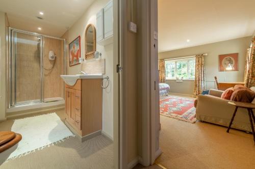 East Rudham的住宿－Garden Cottage ER，带淋浴的浴室和客厅。