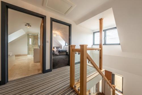 Holme next the SeaにあるWynholmeのベッドルームへ続く階段のある部屋