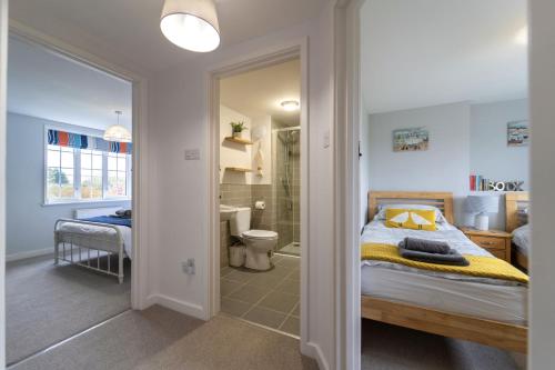 um quarto com uma cama e uma casa de banho em Twitchers Cottage em Titchwell