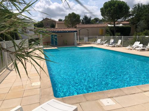 einen Pool mit blauem Wasser im Hof in der Unterkunft Gite les Mazets du Rouret proche d'Anduze Gard in Saint-Christol-lès-Alès