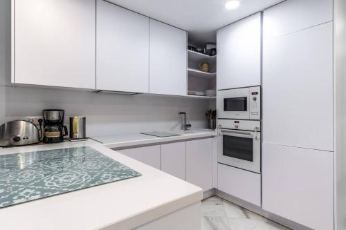 1st line exclusive apt in heart of the Golden Mile photo 19