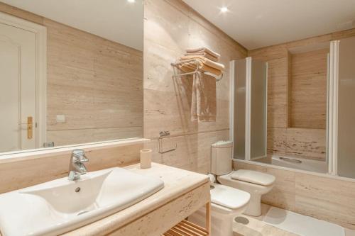 1st line exclusive apt in heart of the Golden Mile photo 29